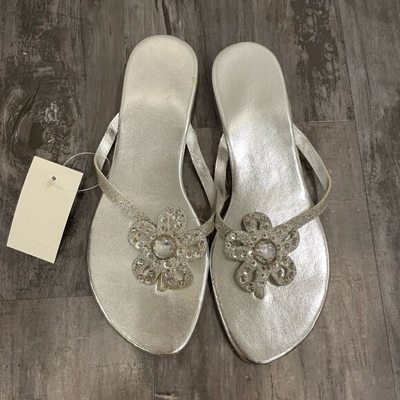 NWT Vintage metallic flip flops from Mervyn’s, size 8, silver flower on toe - Picture 1 of 4